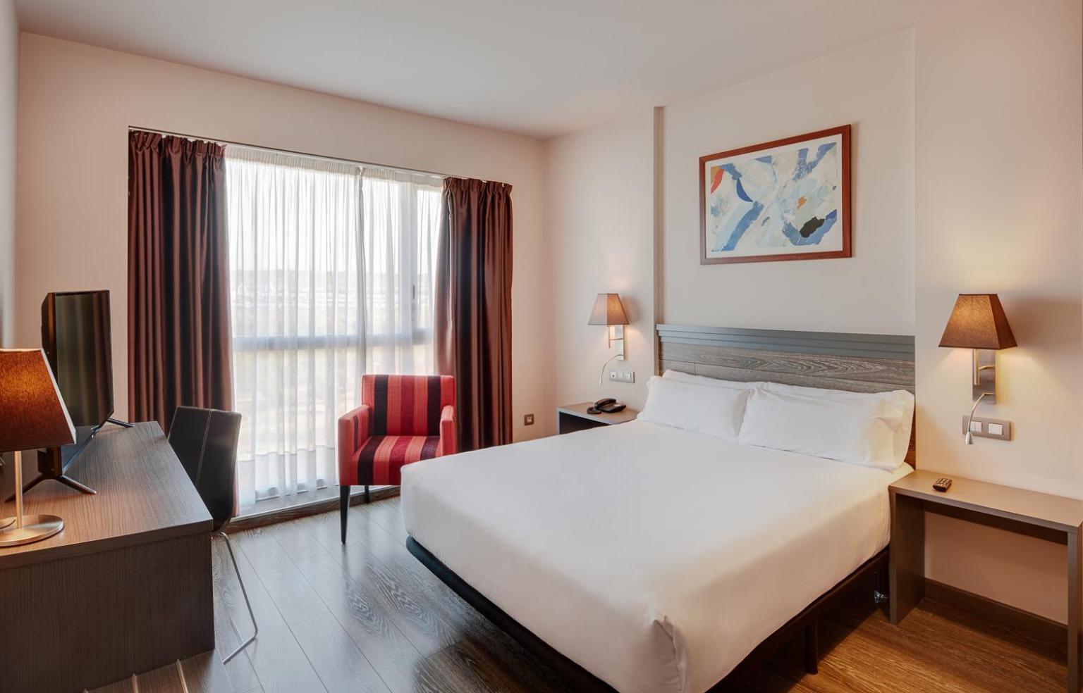 Habitación con cama grande